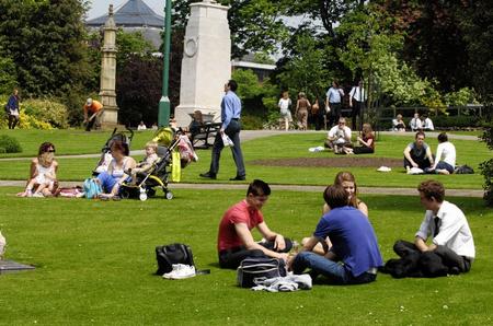 Hot Weather Attracts Crowds